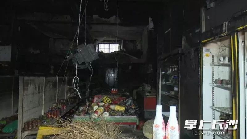 火災(zāi)發(fā)生后事發(fā)超市被燒得一片狼藉均為長(zhǎng)沙消防供圖